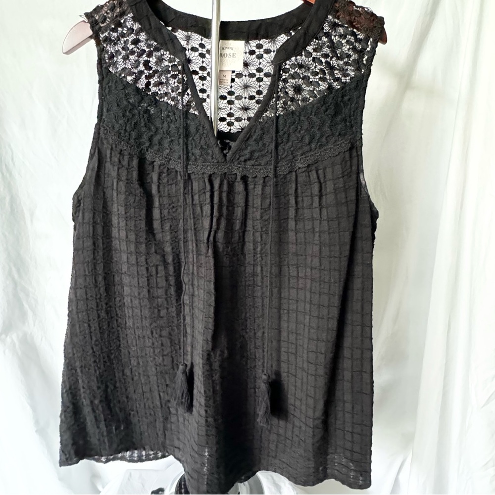 Black textured sleeveless tank